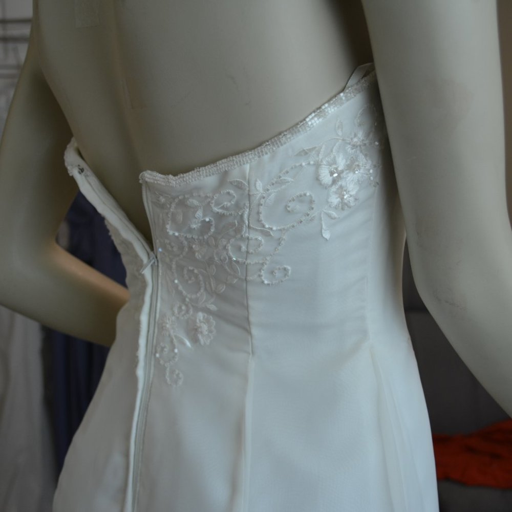 Hand Made Beaded Ivory scalloped formal dress - Picture 4 of 9